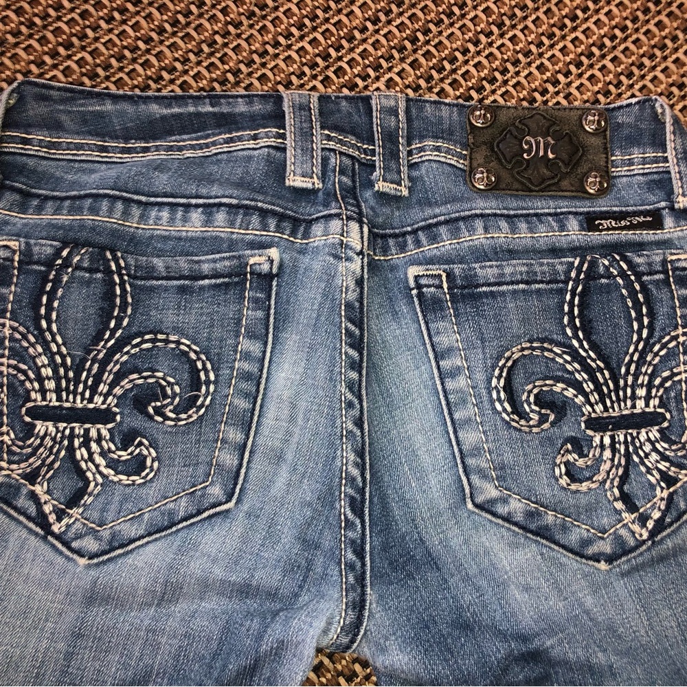 Miss Me Cropped Capri Fleur de Lis Pocket Rhinestone Denim Jeans - Picture 9 of 10